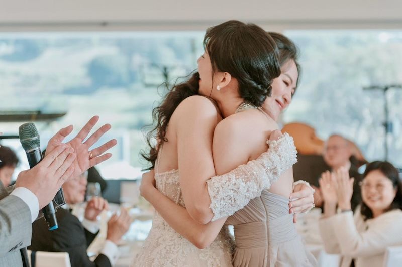 在多年摯友 Christina 婚禮上，珊醫師與她深情擁抱，見證好友的幸福時刻